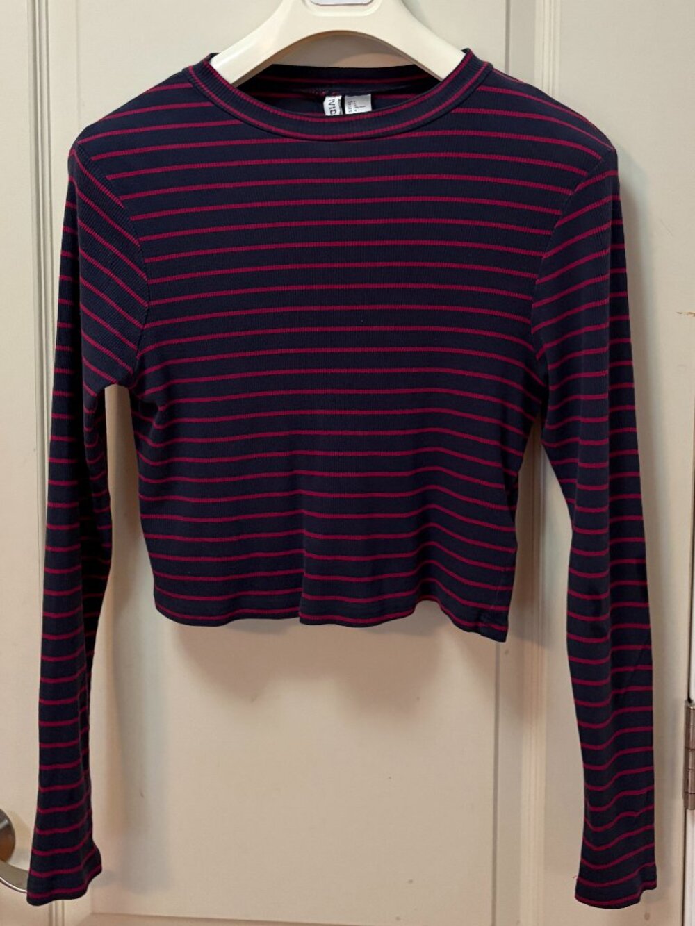Divided Womens L   95% Cotton/5% Elastine L/S Crew Neck Cropped Top. Blue/Red